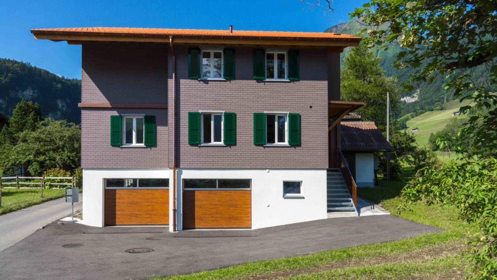 Zweifamilienhaus Fenster und Jalousien