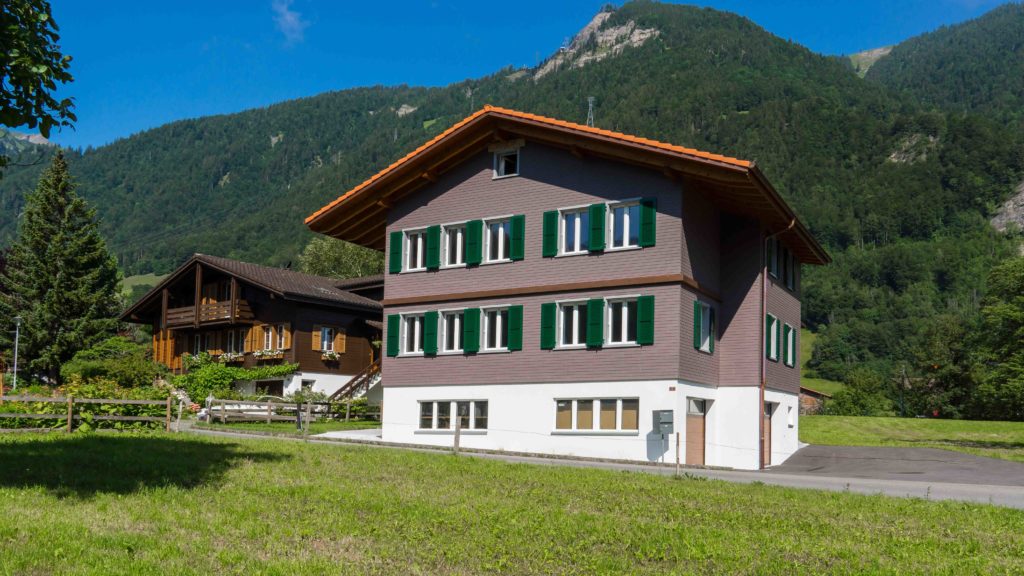 Zweifamilienhaus mit grünen Jalousien