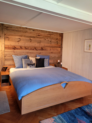 Altholzwand_Schlafzimmer_Referenzeingang