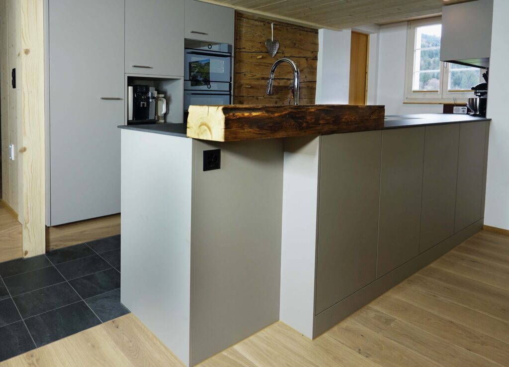 Küche grau mit Altholz