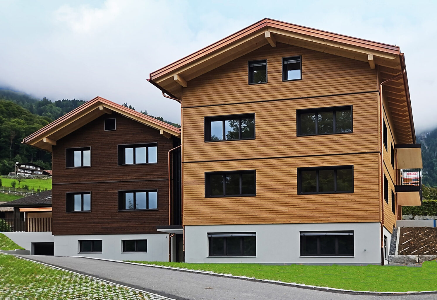 Mehrfamilienhaus zwei Häuser dunkel und hell