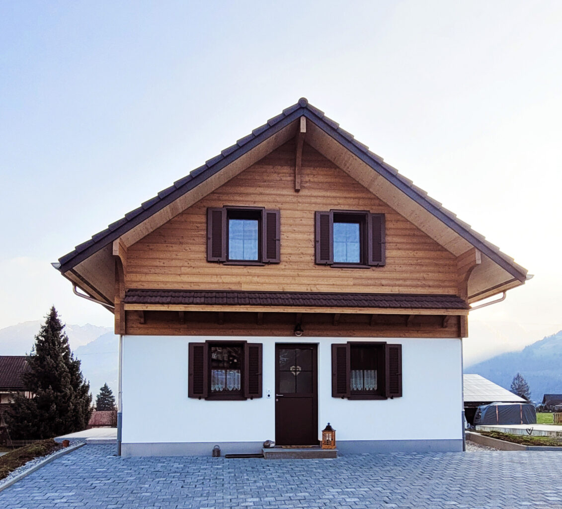Spycher mit Haustür und Fenster