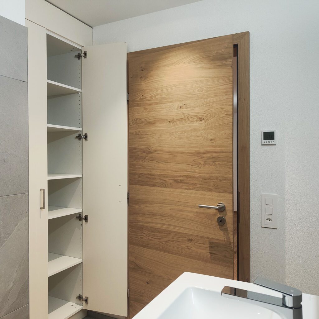 Badezimmertür und Einbauschrank