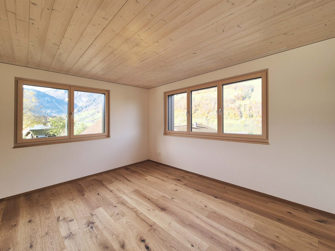Eichenboden und Fenster