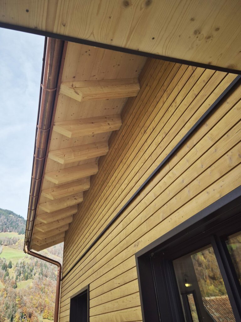 Fassade und Dachuntersicht