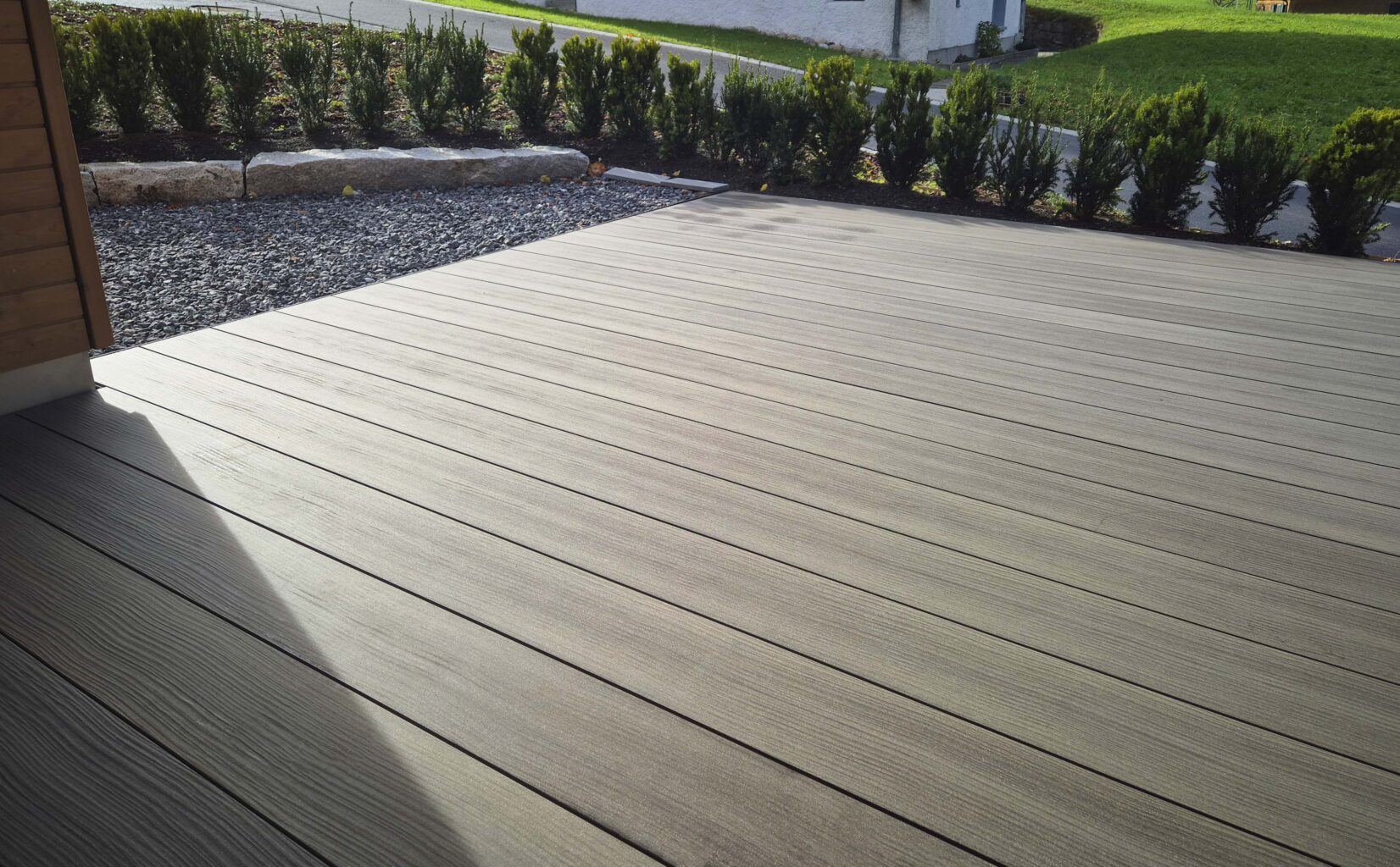 Terrassenboden mit Pflanzen